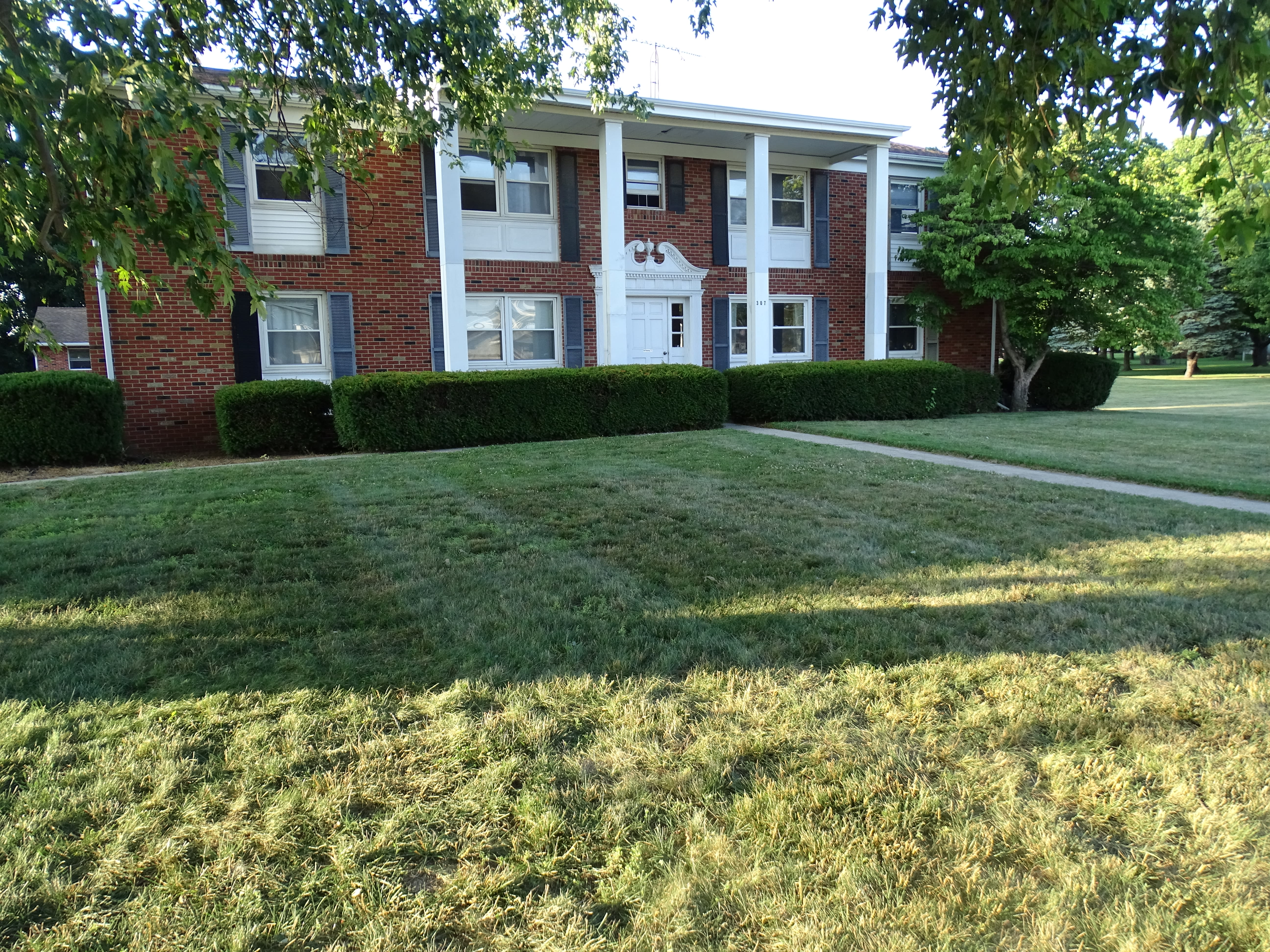 307 E Coomer St – photo 1 of 12