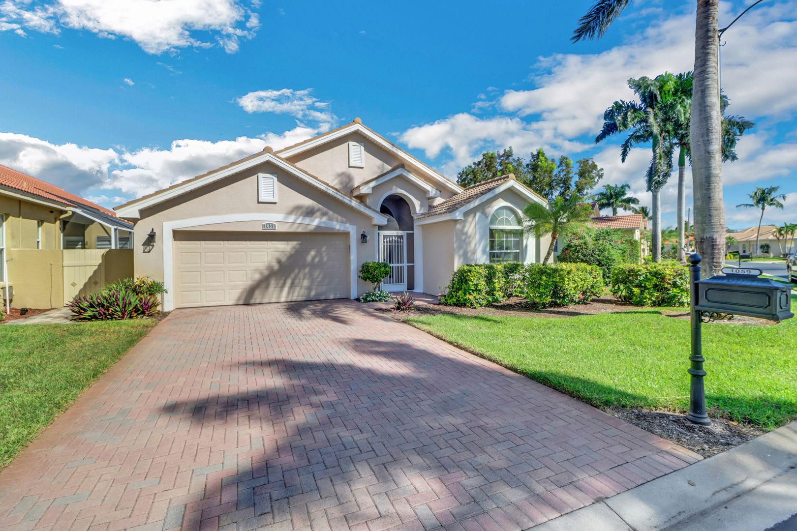 3Bed 2 5Bath Single Family Pool Home Ready For New Tenant January 15 2027 Moon Lake Great Location Mintues To Downtown – photo 1