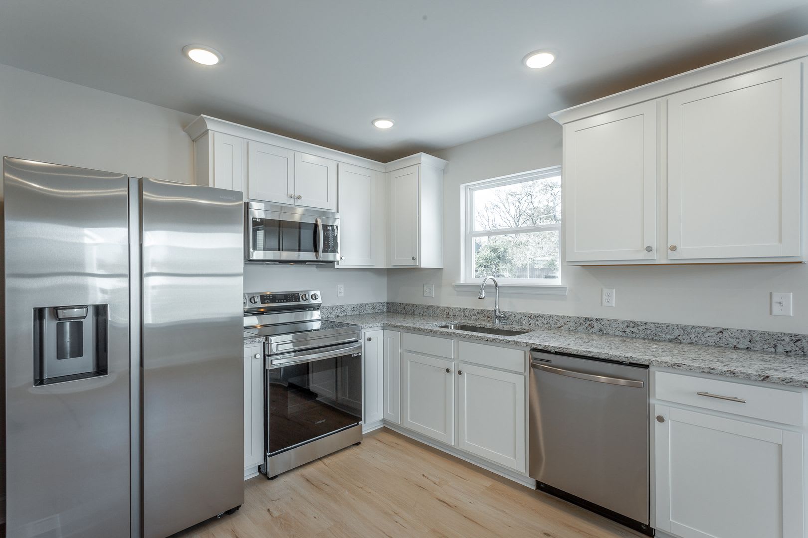 Modern 2 Bedroom Home in Mill Town – photo 1