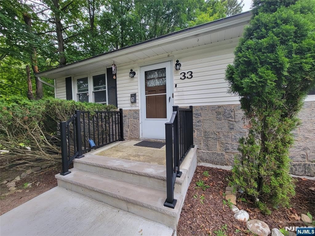 33 N Maple Avenue – photo 1 of 30