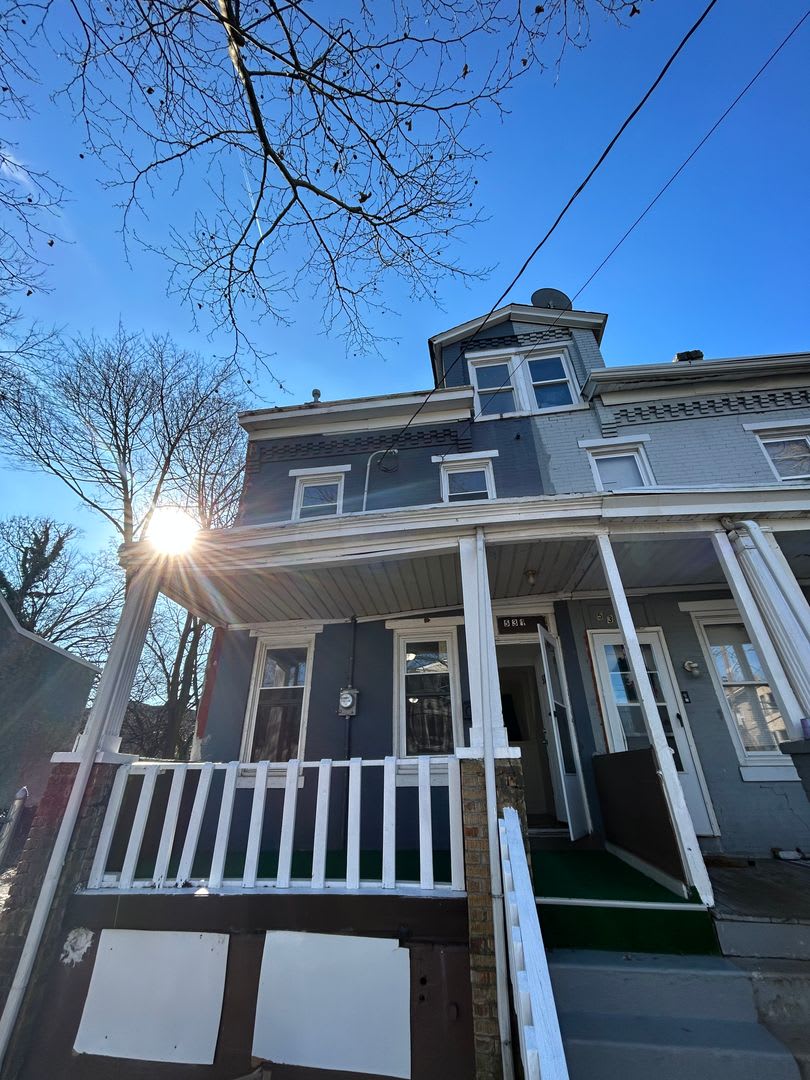 Large Newly Remodeled 4 Bedroom Home 4 A Steal – photo 1