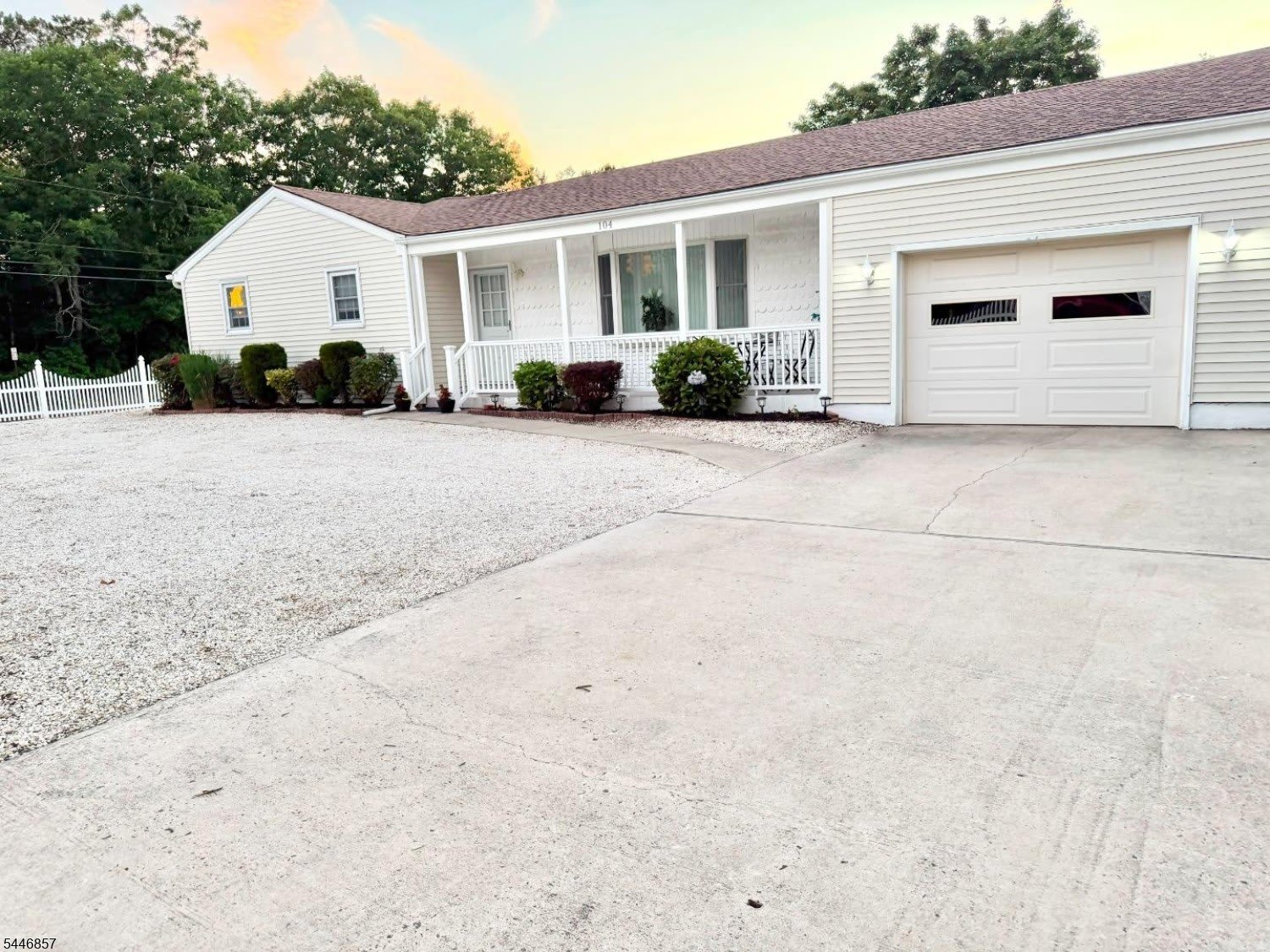 104 Nautilus Dr – photo 1 of 33