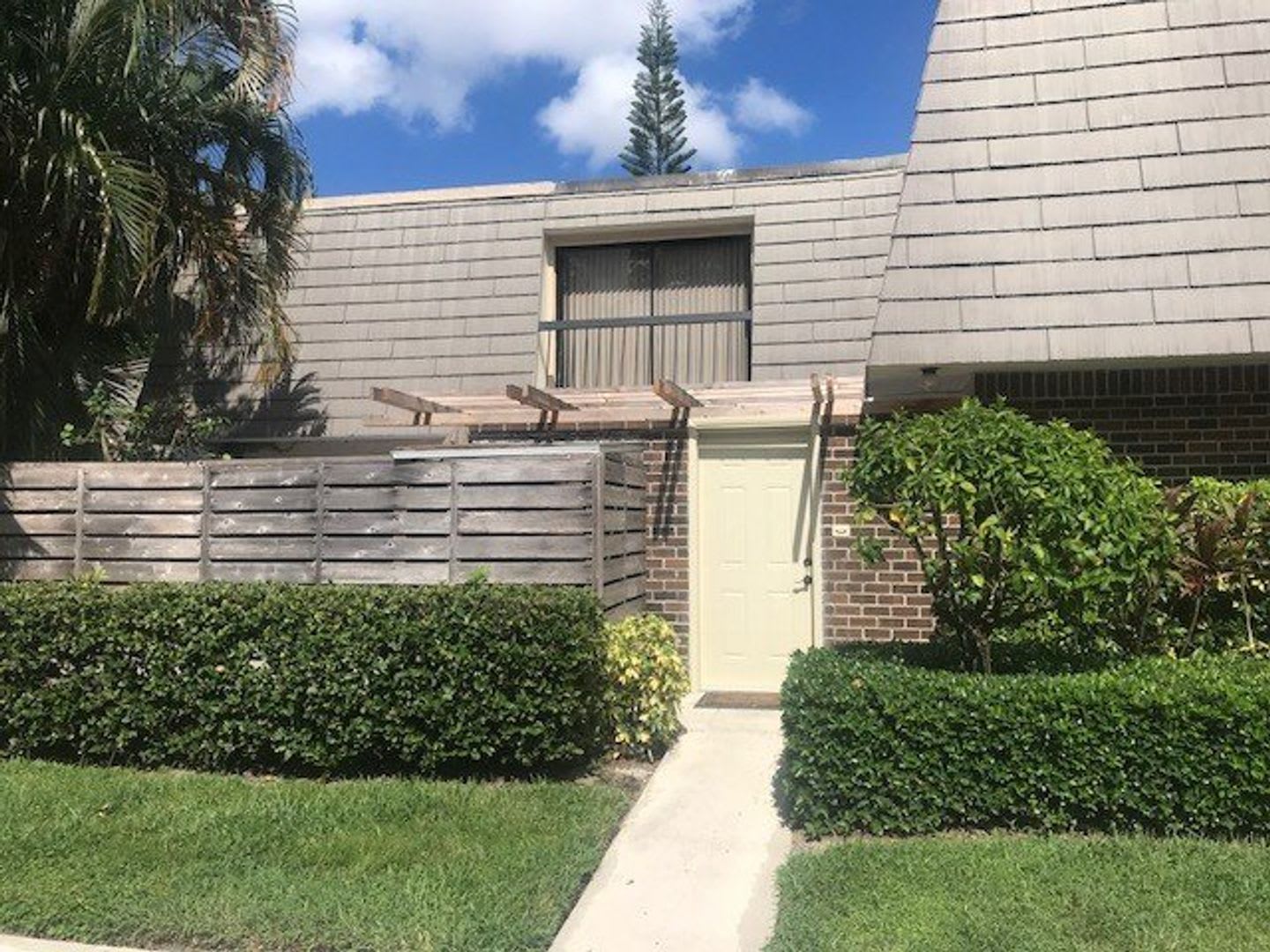 Charming 2-Bed Oasis with 2.5 Baths in Prime Palm Beach Gardens Location! – photo 1