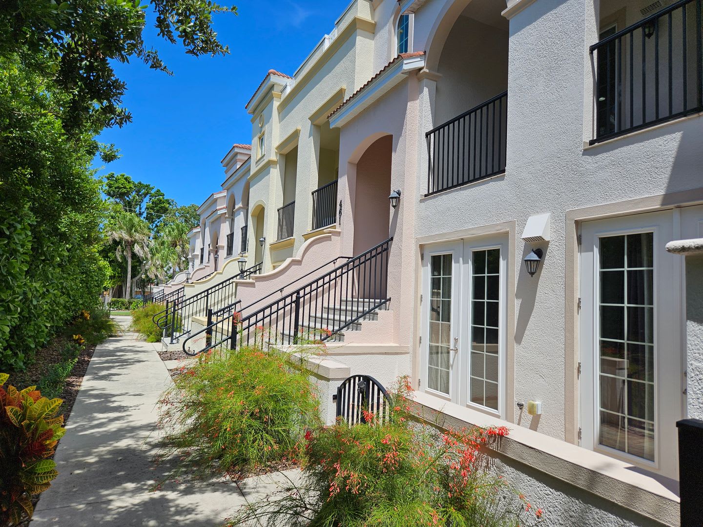 Seasonal Short-Term 2 Bedroom, 2.5 Bath Multi-Level Condo with Balcony and Patio located on Venice Island! – photo 1