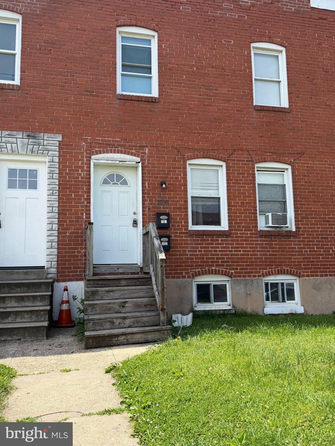 2936 YORKWAY – photo 1 of 10