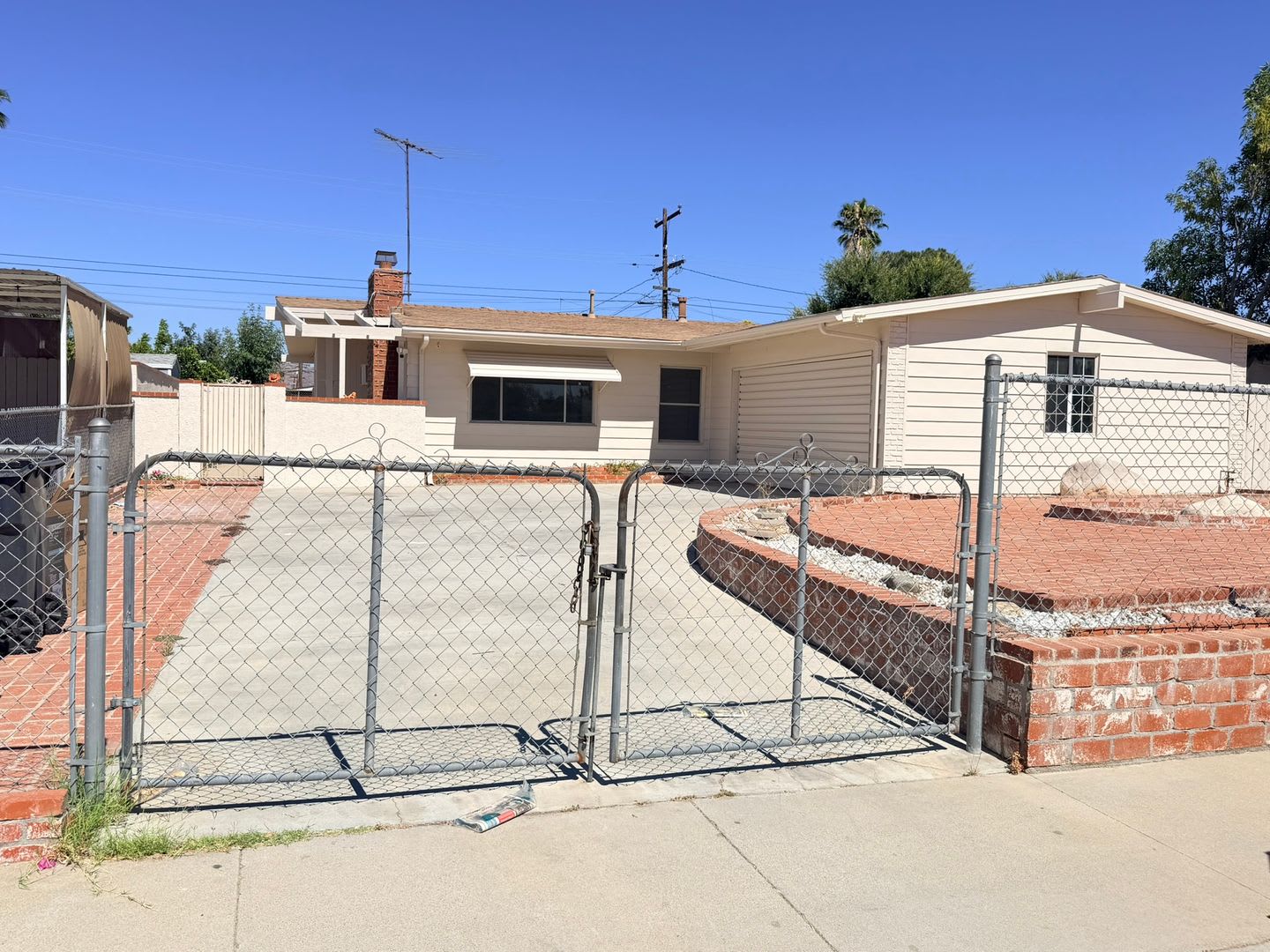 Beautifully Upgraded 3-Bedroom Home for Rent in Moreno Valley! – photo 1
