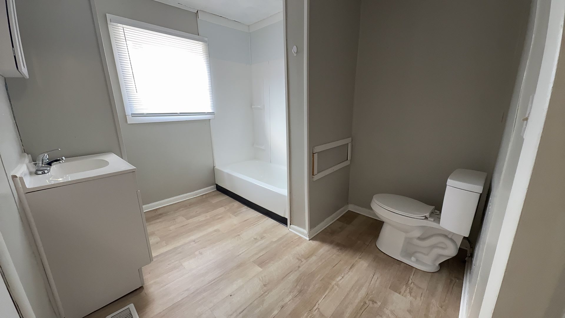 1521 Amp 1521 1 2 E Kirby Ave Aarc Management Llc – photo 1