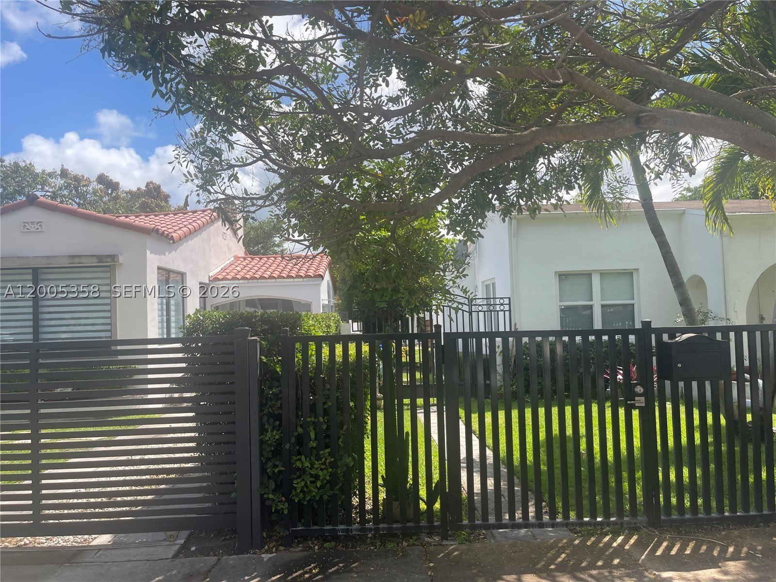 554 NE 74th St – photo 1