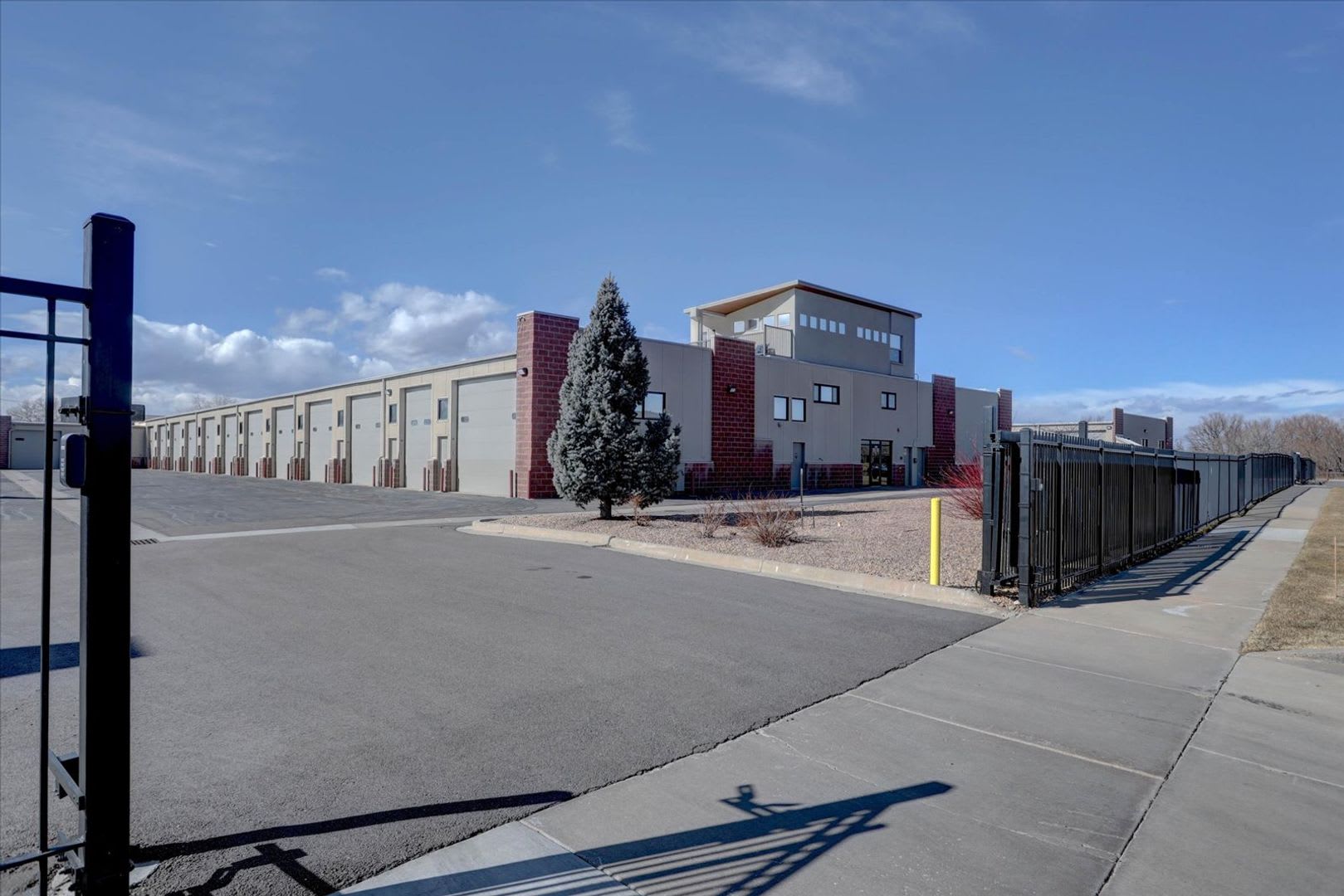 Caretaker Unit Available, Utilities Included, Mountain Views! – photo 1 of 18