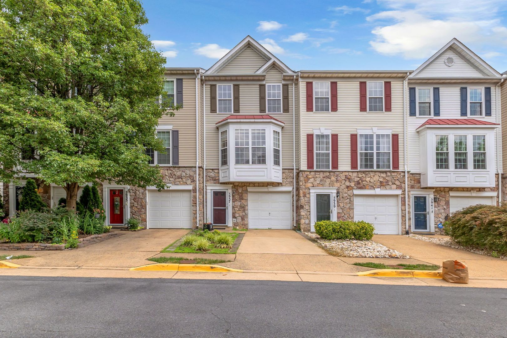 Dream Townhome In Kingstowne Updated Elegance With Flexible Living Space – photo 1