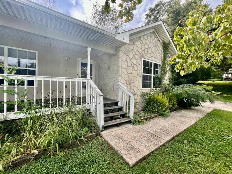 180 Stone Henge Lane – photo 1 of 10