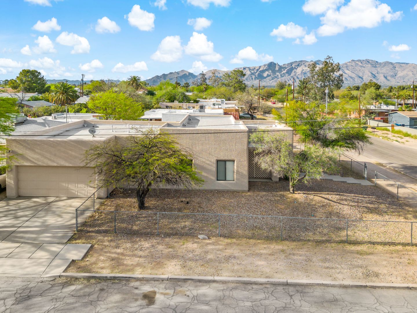 Large Home with 4 bedrooms in Central Tucson! – photo 1