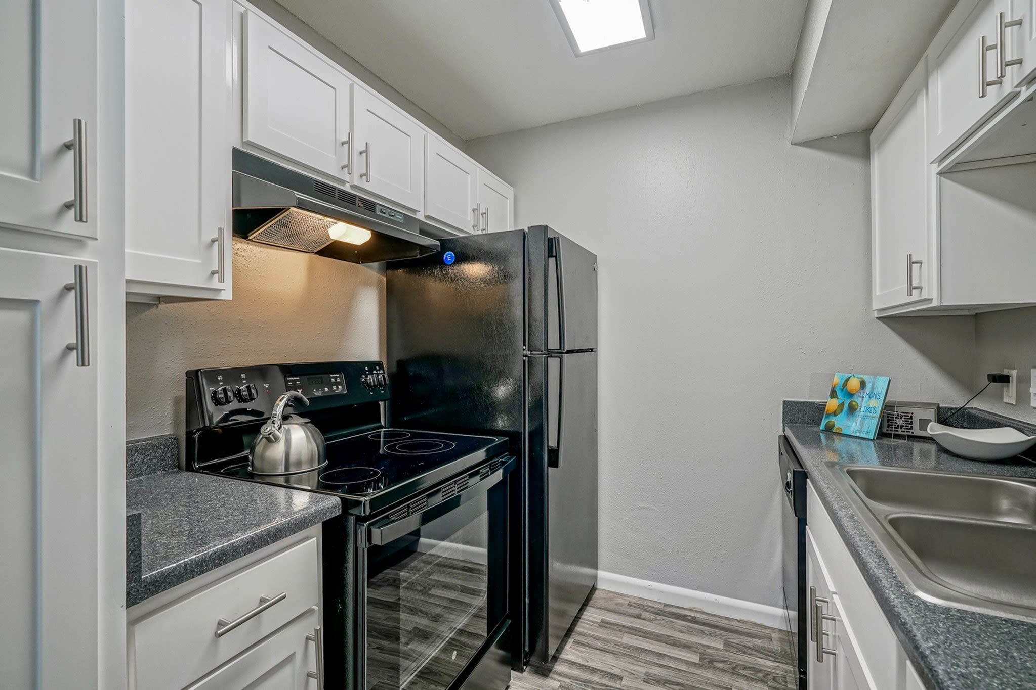 Silverado Apartments – photo 1