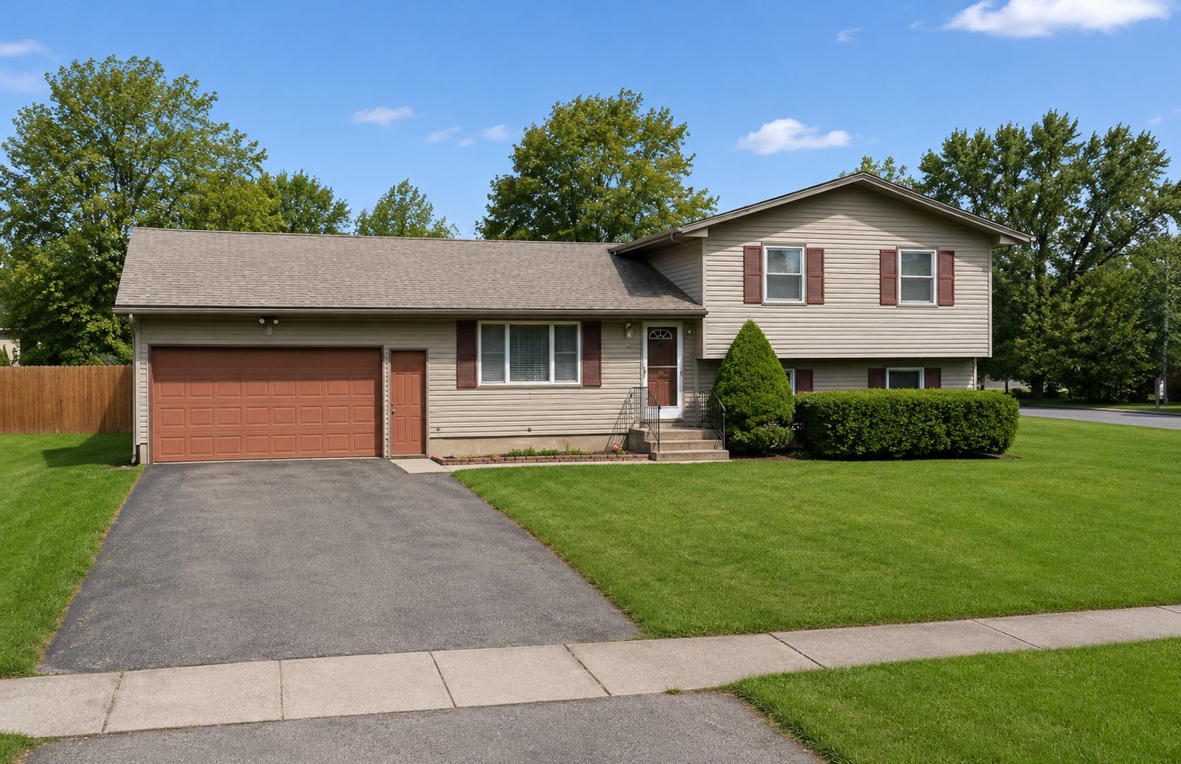 Spacious 3 Bedroom Home Available Now – photo 1 of 224