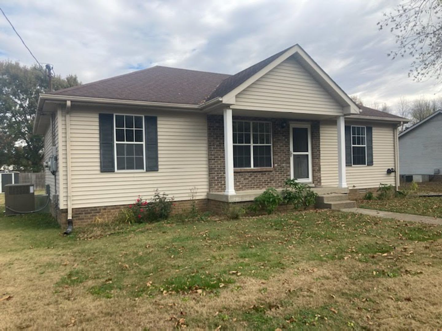 219 Tobacco Road – photo 1