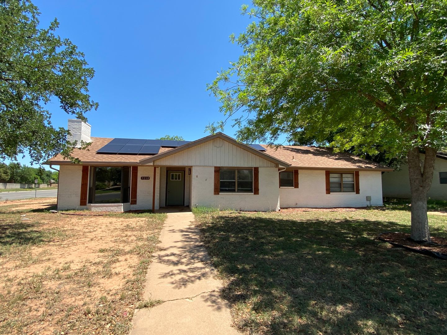 Spacious and Stunning Home with Solar Panels – Your Dream Property AWAITS! – photo 1