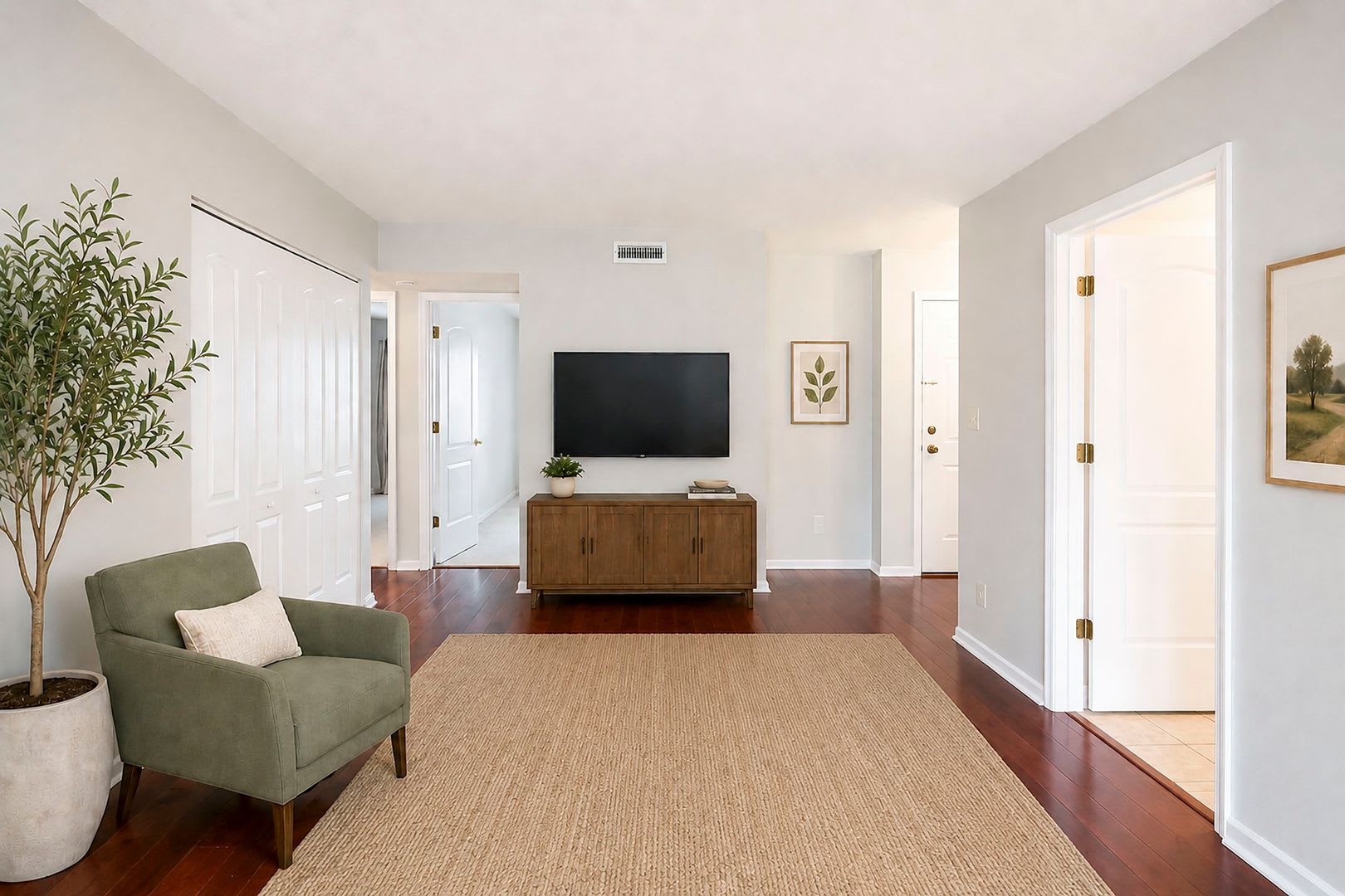 Move-in Ready Villas at Southern Ridge Apartment Near 5th St Station – photo 1 of 15