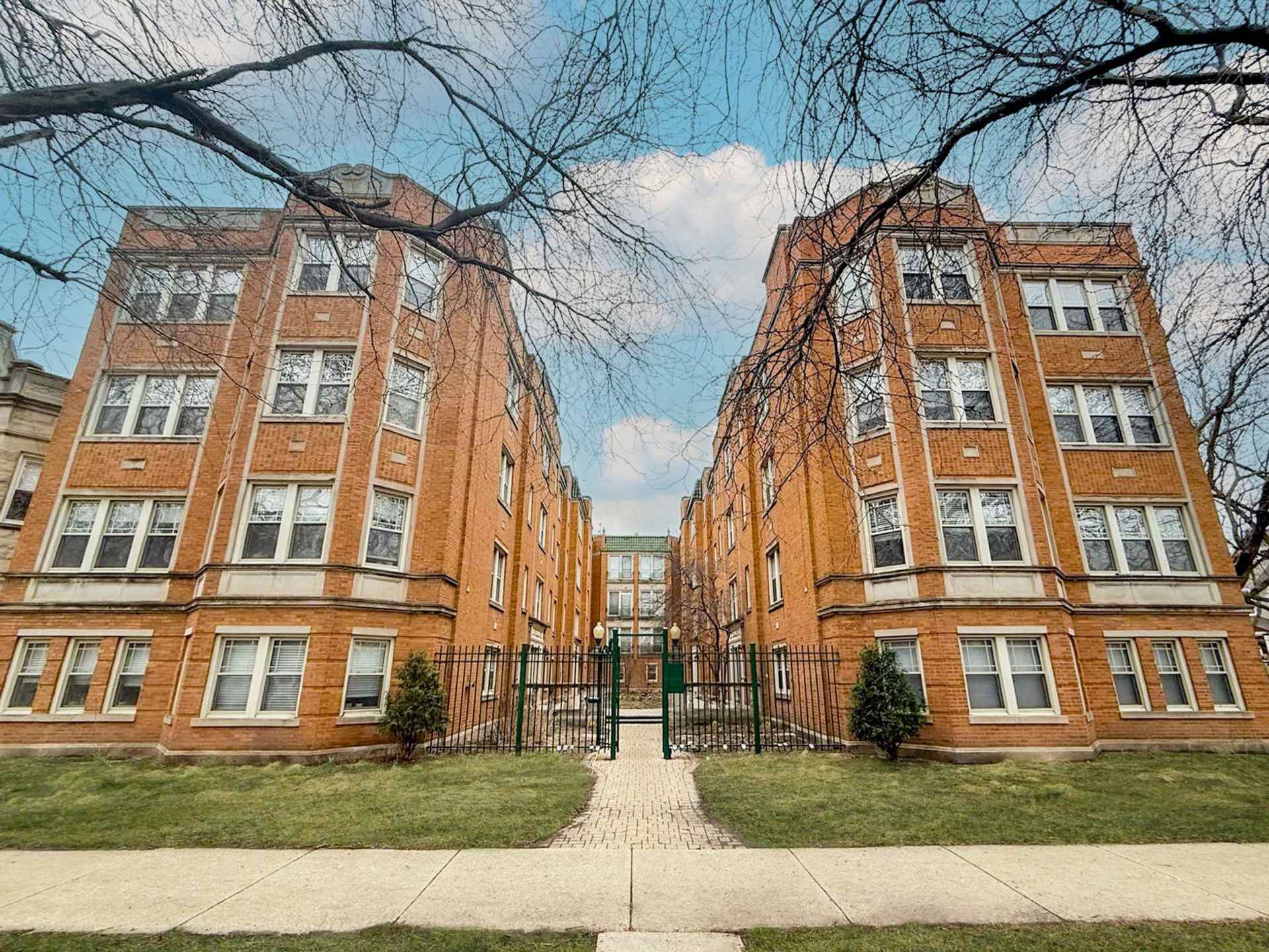 4501 09 N Greenview – photo 1