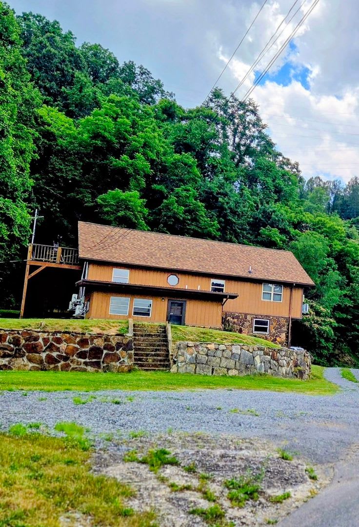 2 or 3 Bedroom / 1 Bath chalet style Mtn Retreat duplex – photo 1