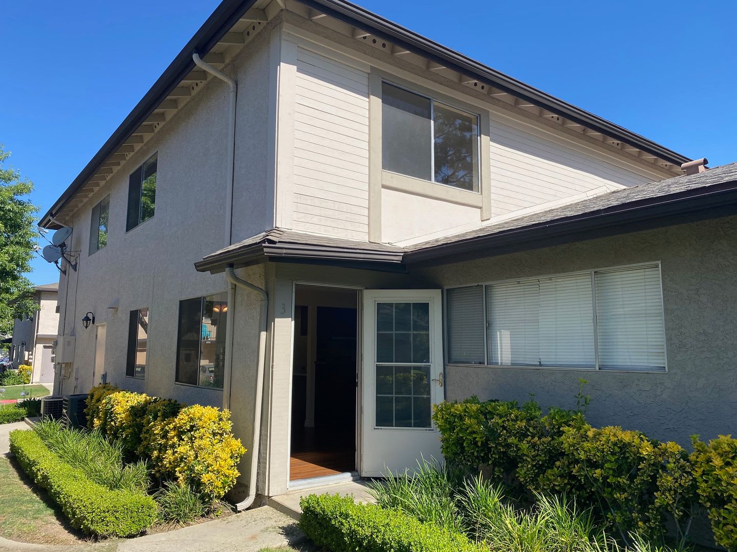 Affordable 2 bedroom townhouse – photo 1 of 12