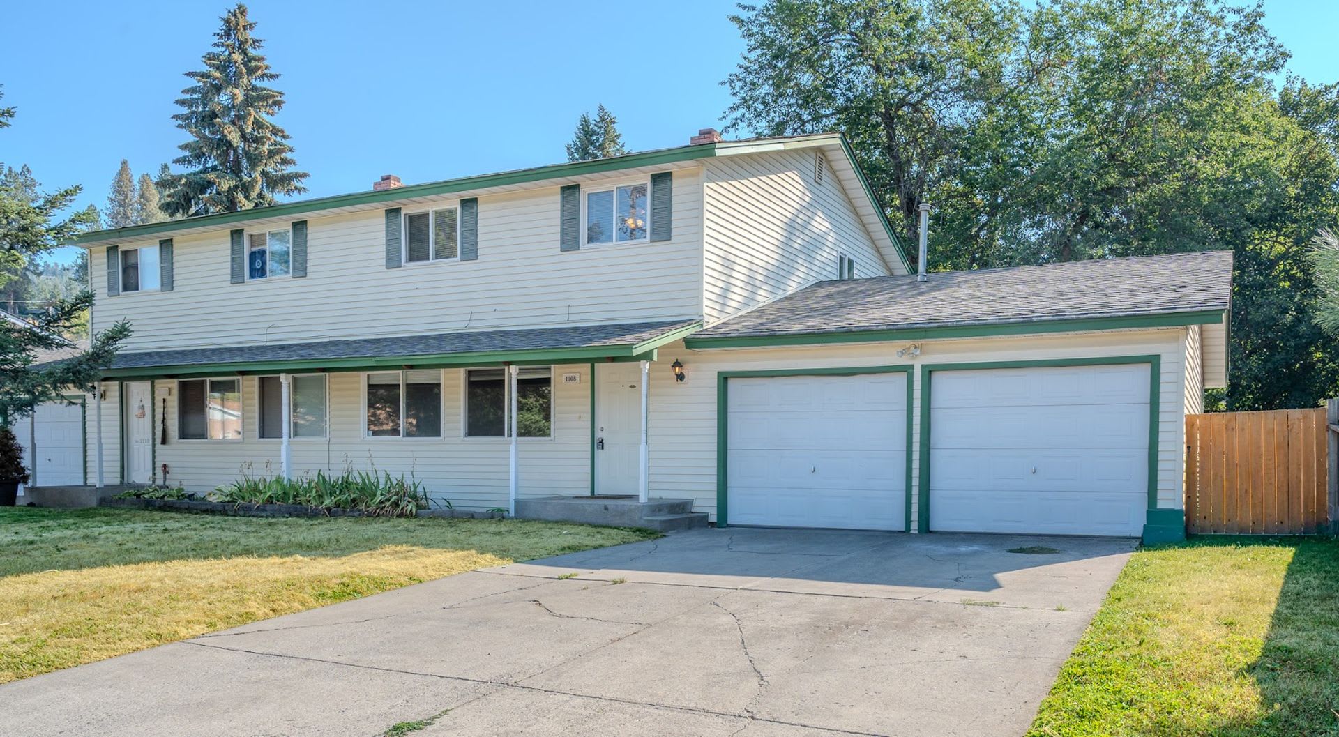Spacious 3 bedroom Duplex in the heart of CDA! – photo 1