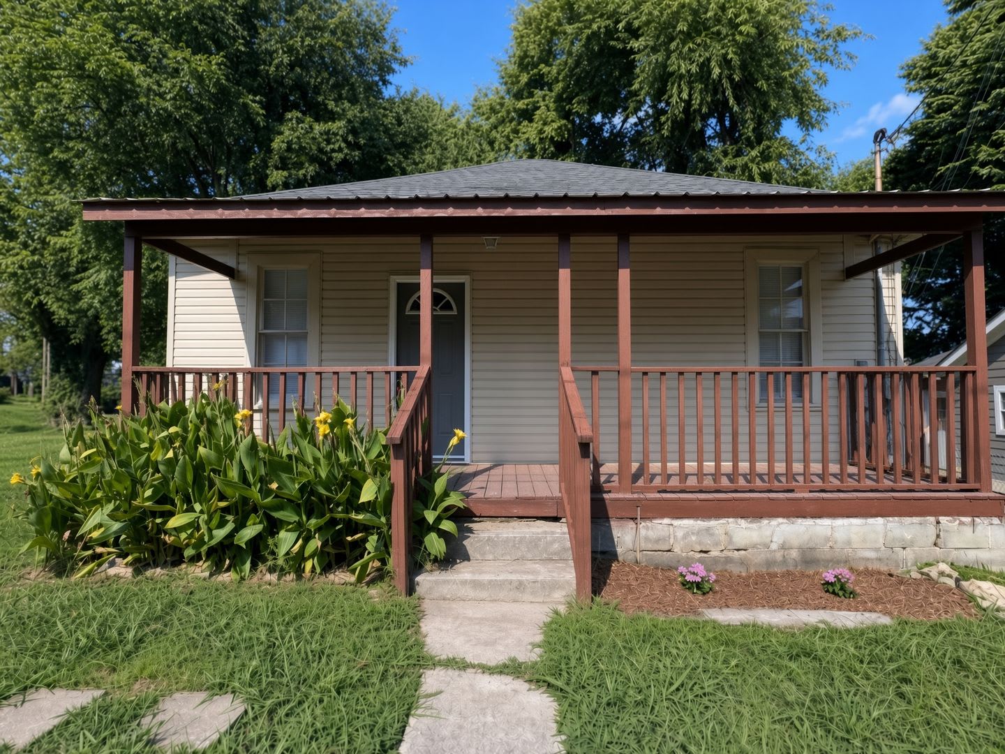 Charming Two Bedroom, 1 Bath House in Columbia. Newly renovated bath. – photo 1 of 13