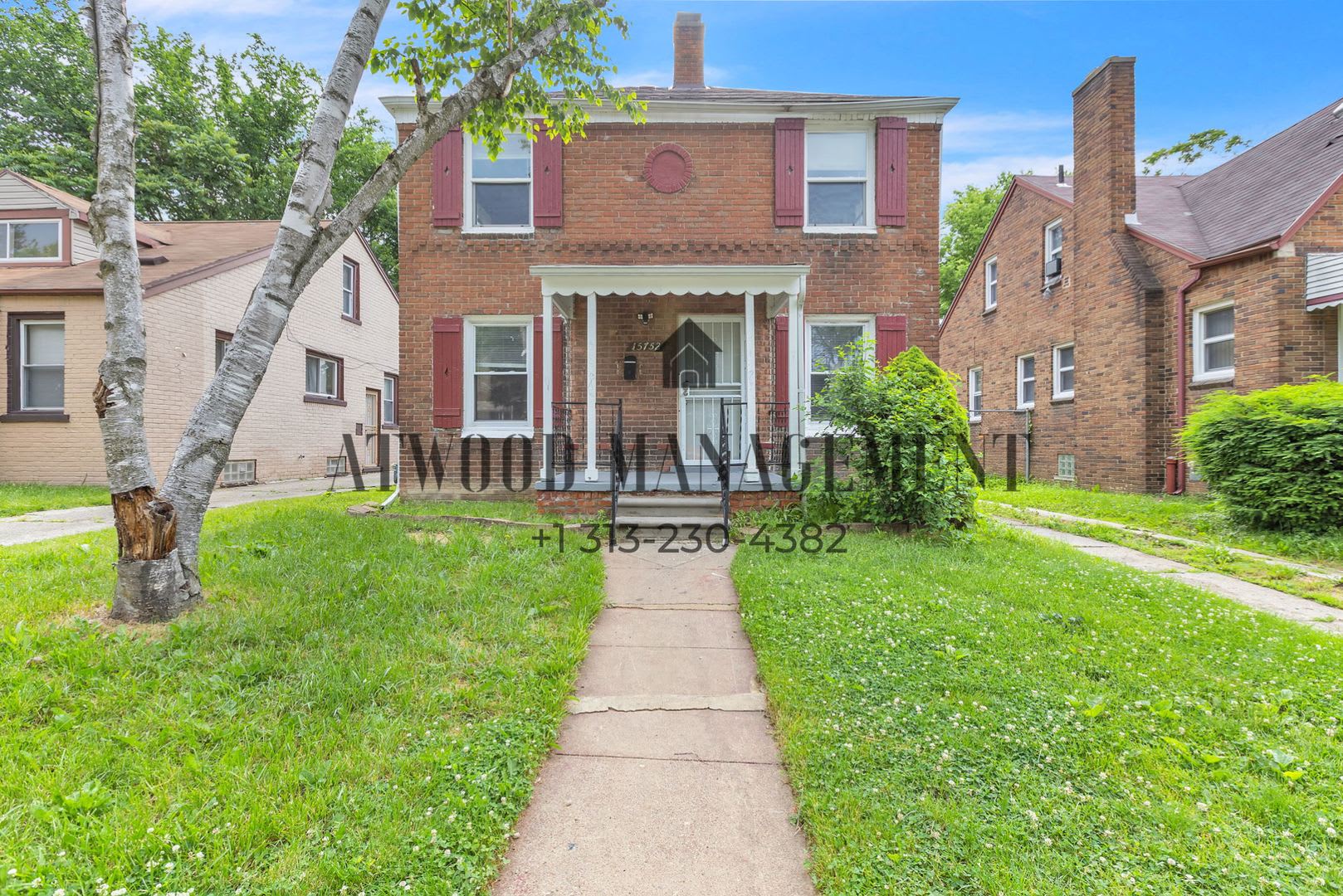 This beautifully updated 3-bedroom, 2-bath single-family home is ready for move-in! – photo 1