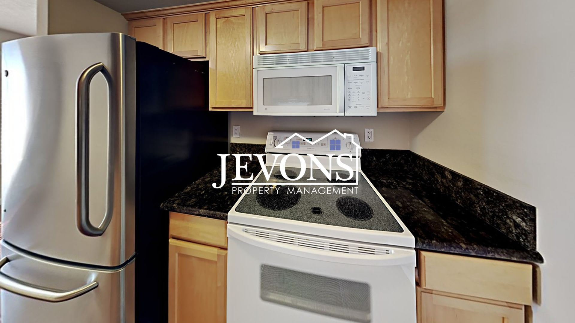 Charming top-floor condo with fully equipped kitchen – photo 1