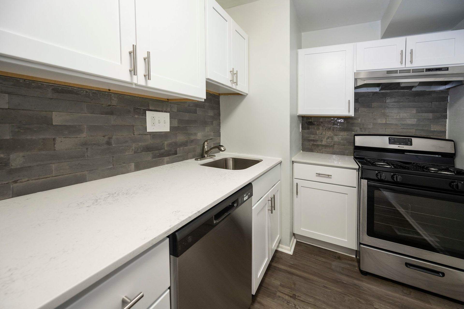 Tomlinson Court Apartments – photo 1