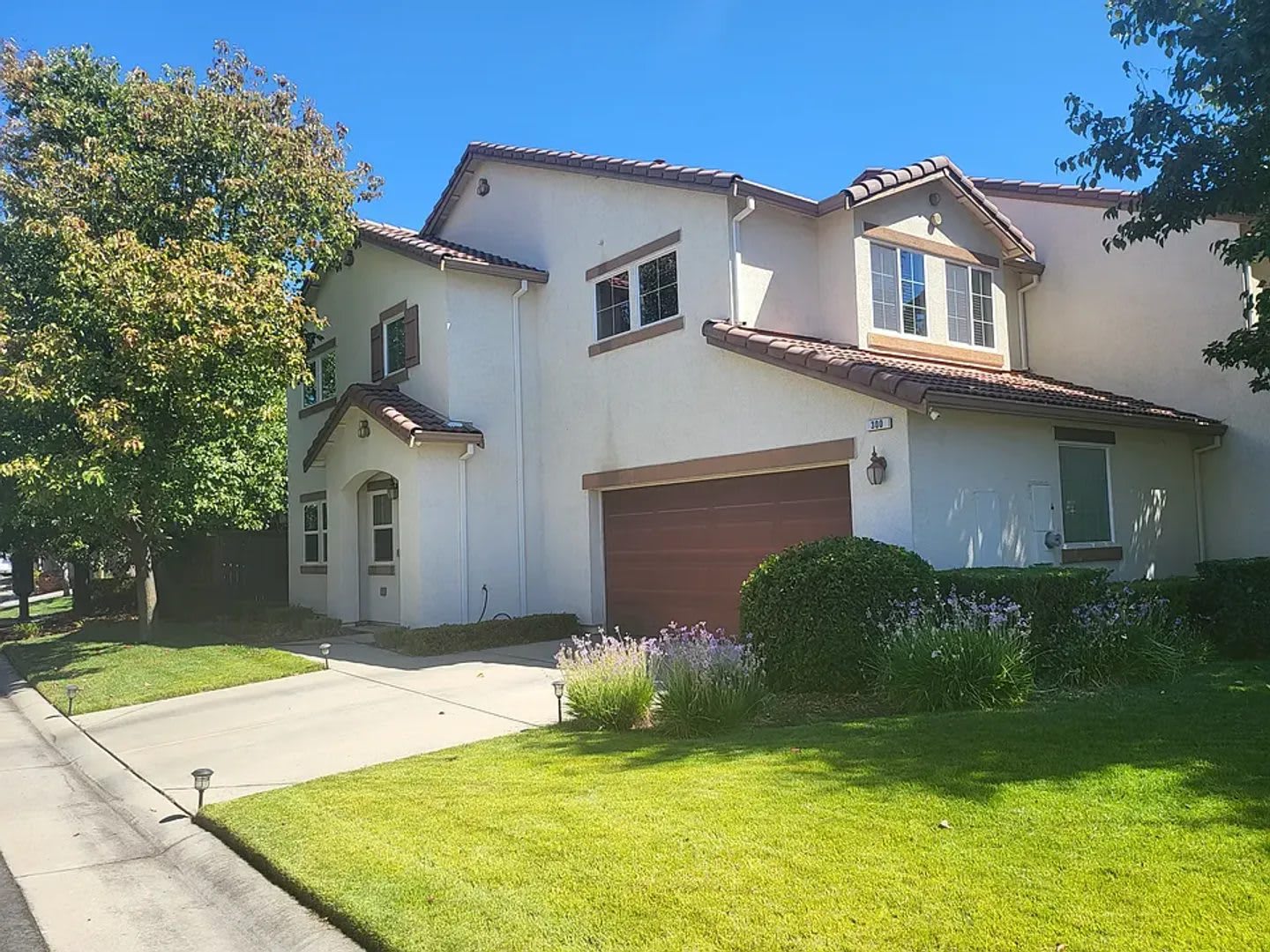 Gated Woodlake Village: West Roseville, 3 Bedroom 3 Bathroom, Gardner Included – photo 1