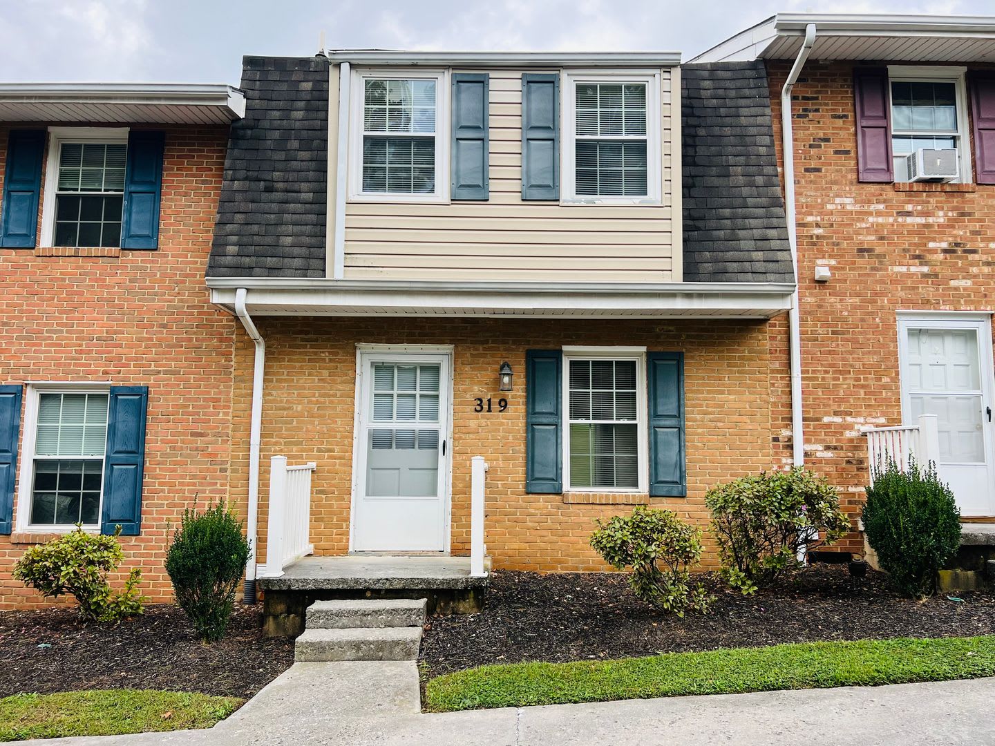 2 Bedroom, 1.5 Bath Townhouse – photo 1