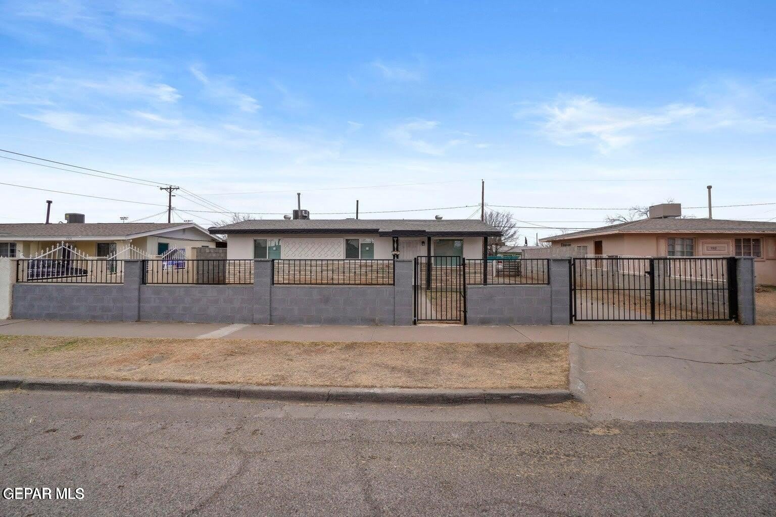 5316 SAXON Drive – photo 1