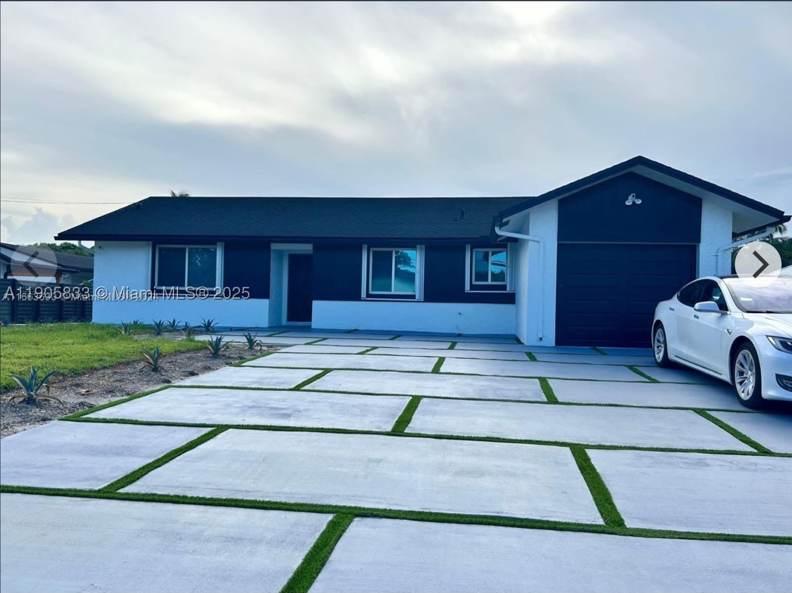 4521 SW 55th Ave – photo 1 of 12