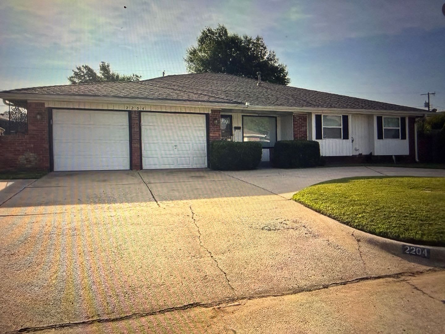 Beautiful True 5 Bed 2 Bath In Moore New Flooring Paint Cooktop And More A Must See – photo 1 of 55