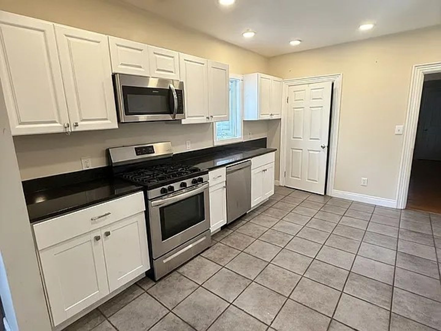 No Fee Single Family House with 5 Parking Spaces Included! Laundry in Unit! – photo 1