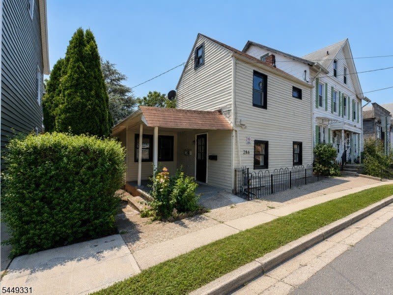 286 Chambers St – photo 1 of 11