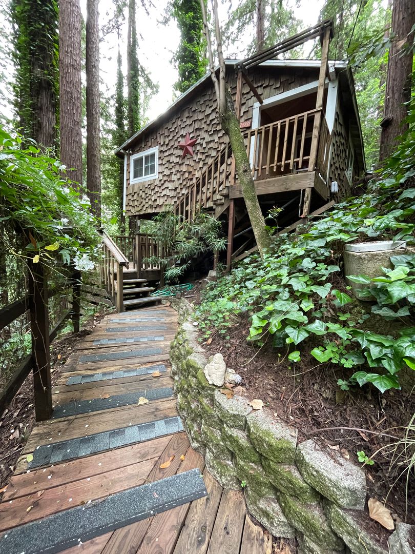 One bedroom Private Hilltop home washer, dryer, decks, redwoods – photo 1 of 21