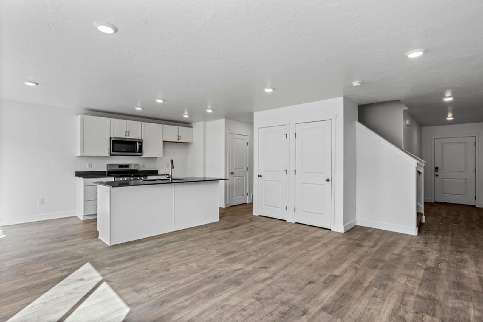 Townhome With Great Amenities &amp; Pet Friendly! – photo 1 of 28