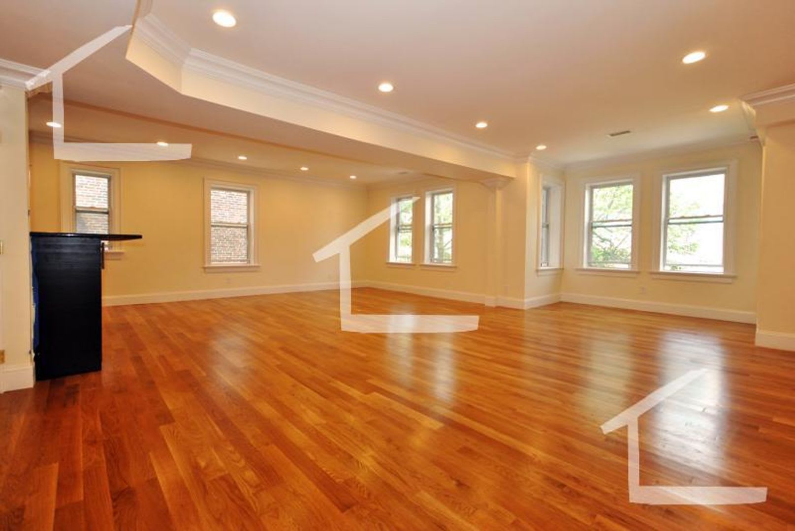 Charming 10 Bedroom- No Broker Fee-Rooftop Deck – photo 1