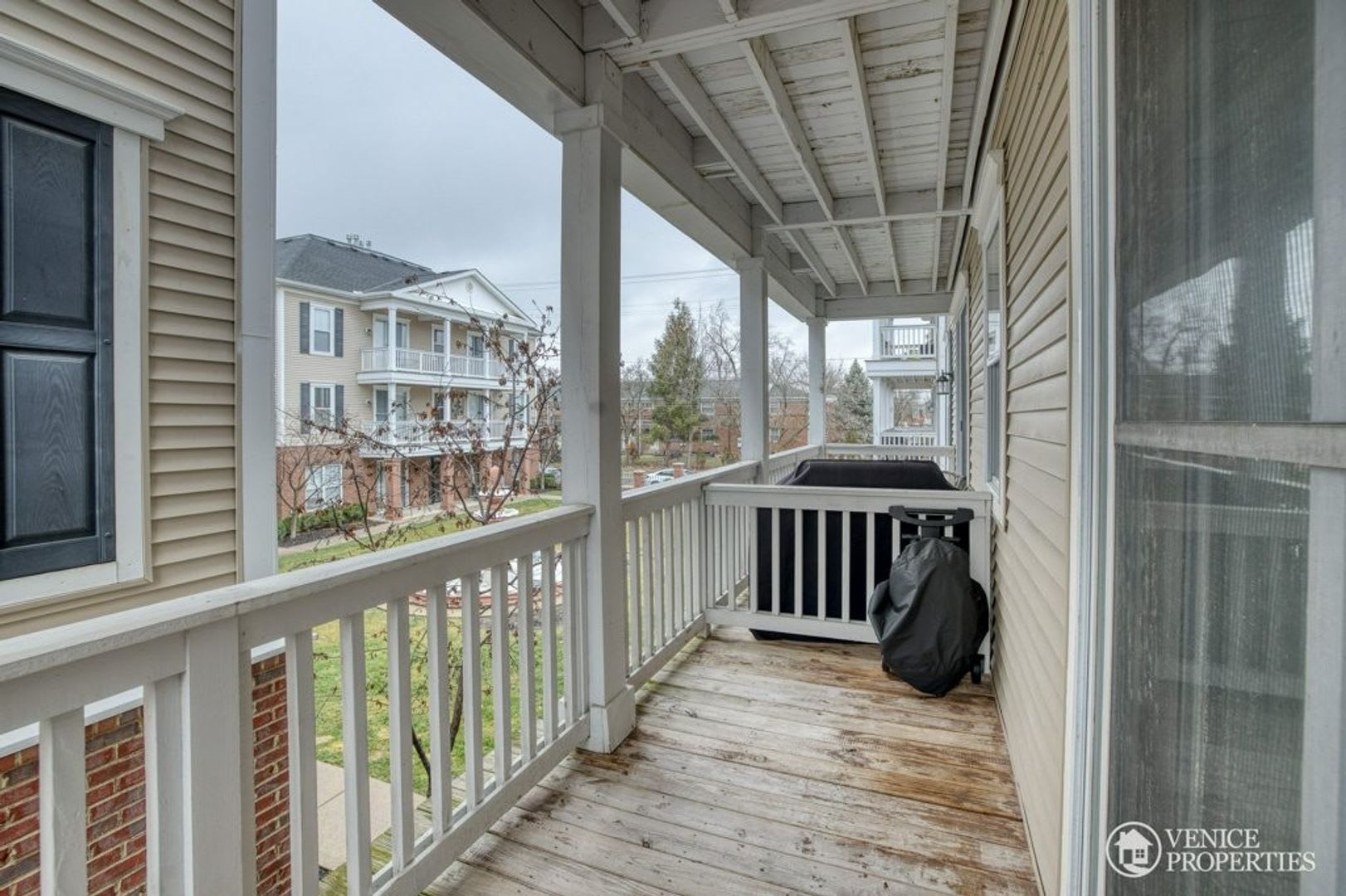 Two Bedroom with Garage near Grandview – photo 1