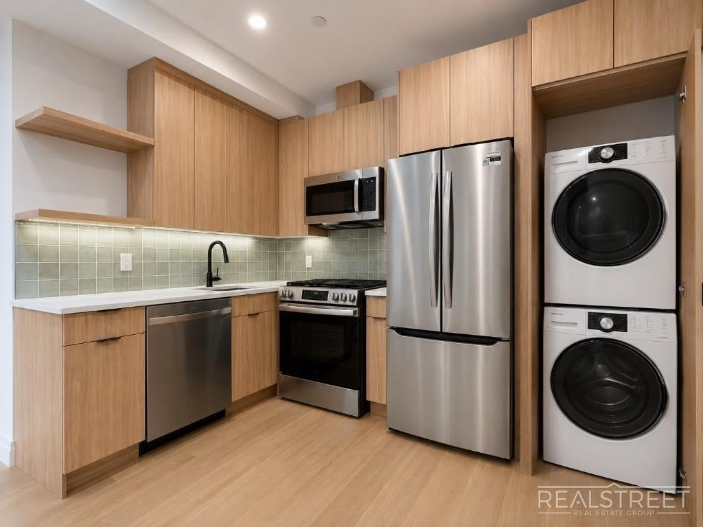 95 Ralph Avenue – photo 1