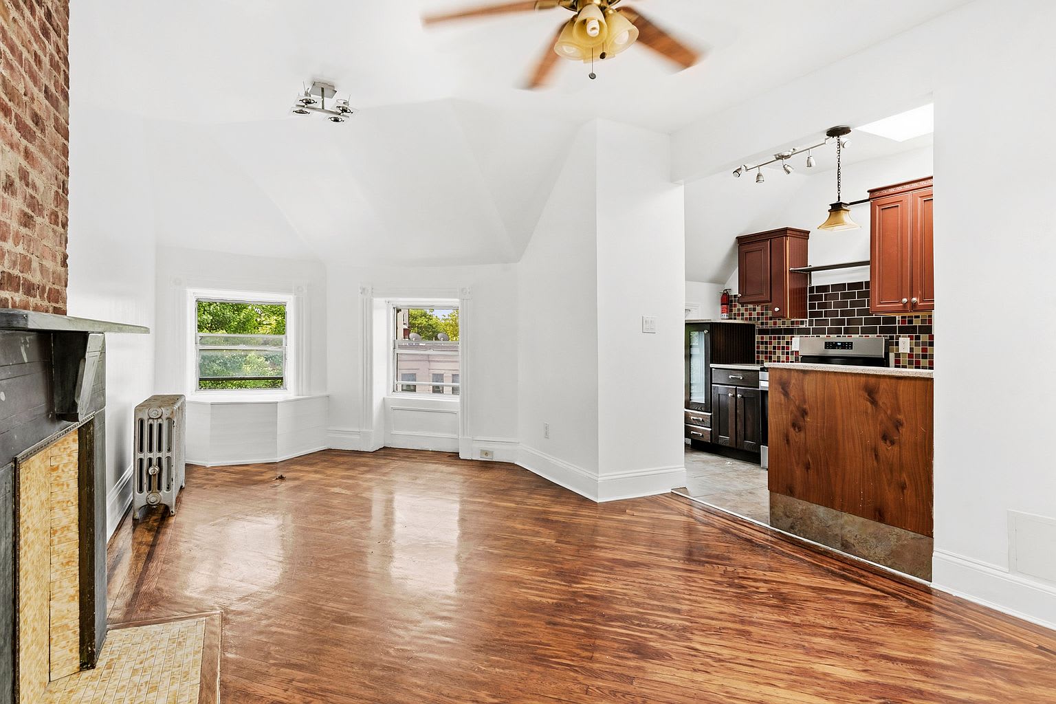1297 Bergen St Apt 4 – photo 1