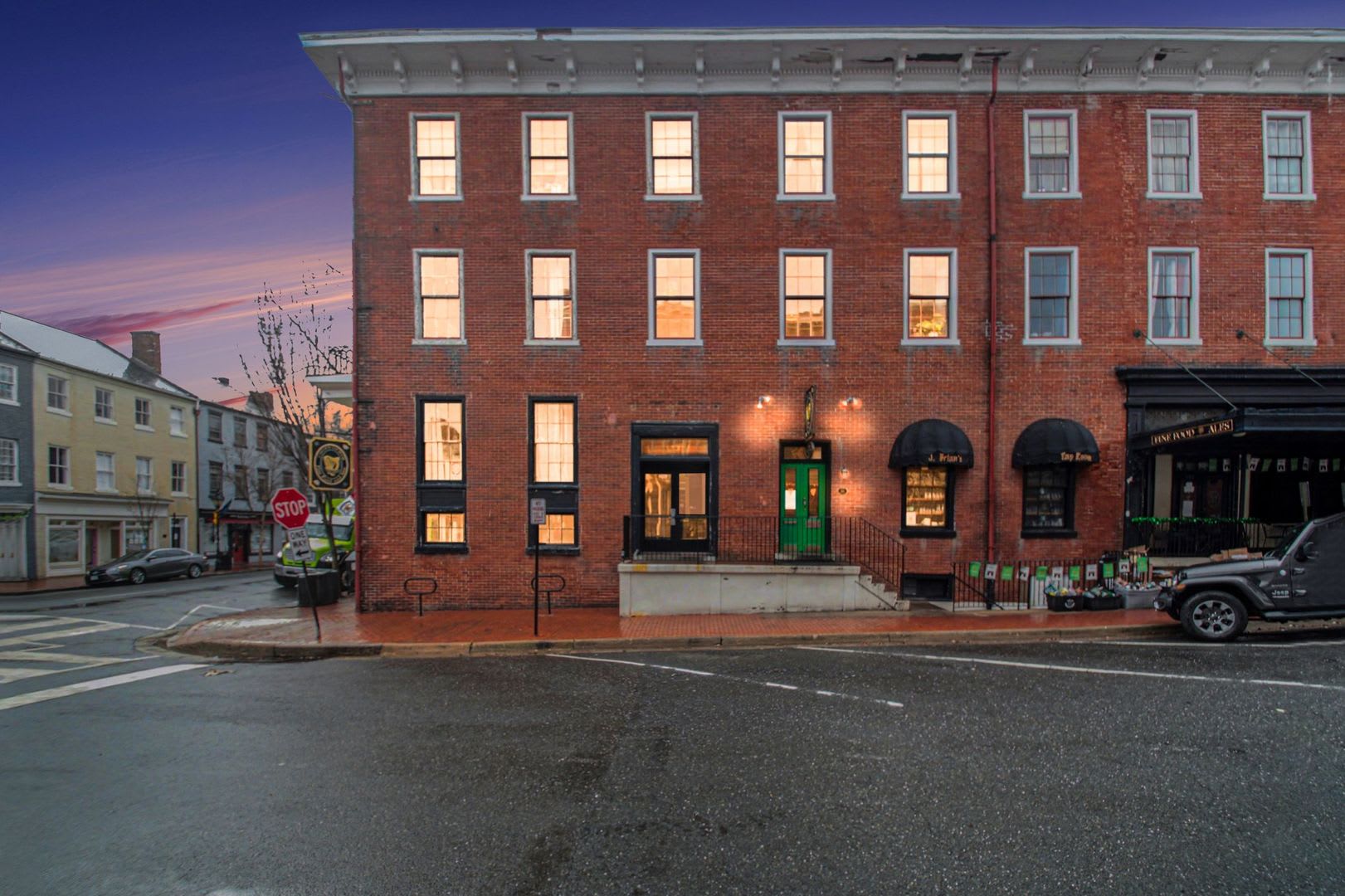 Now Available! 2 Bed 1 Bath Downtown Fredericksburg Apartment – photo 1