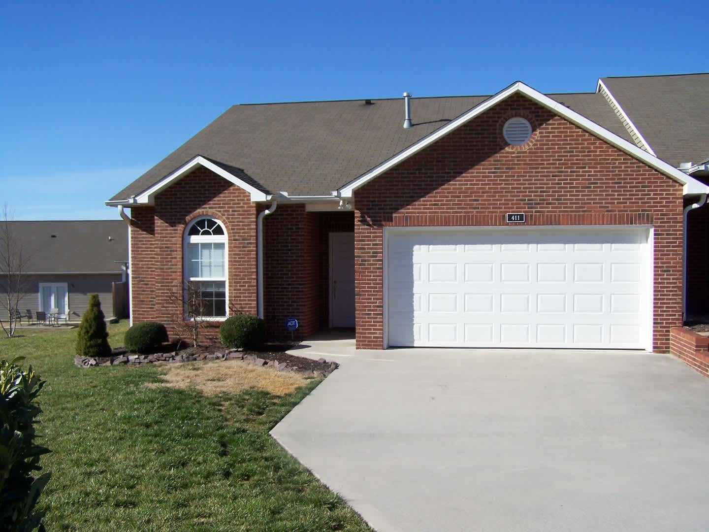 3 bed, 2 bath, 2 car garage, ranch style townhouse in N. Knoxville – photo 1