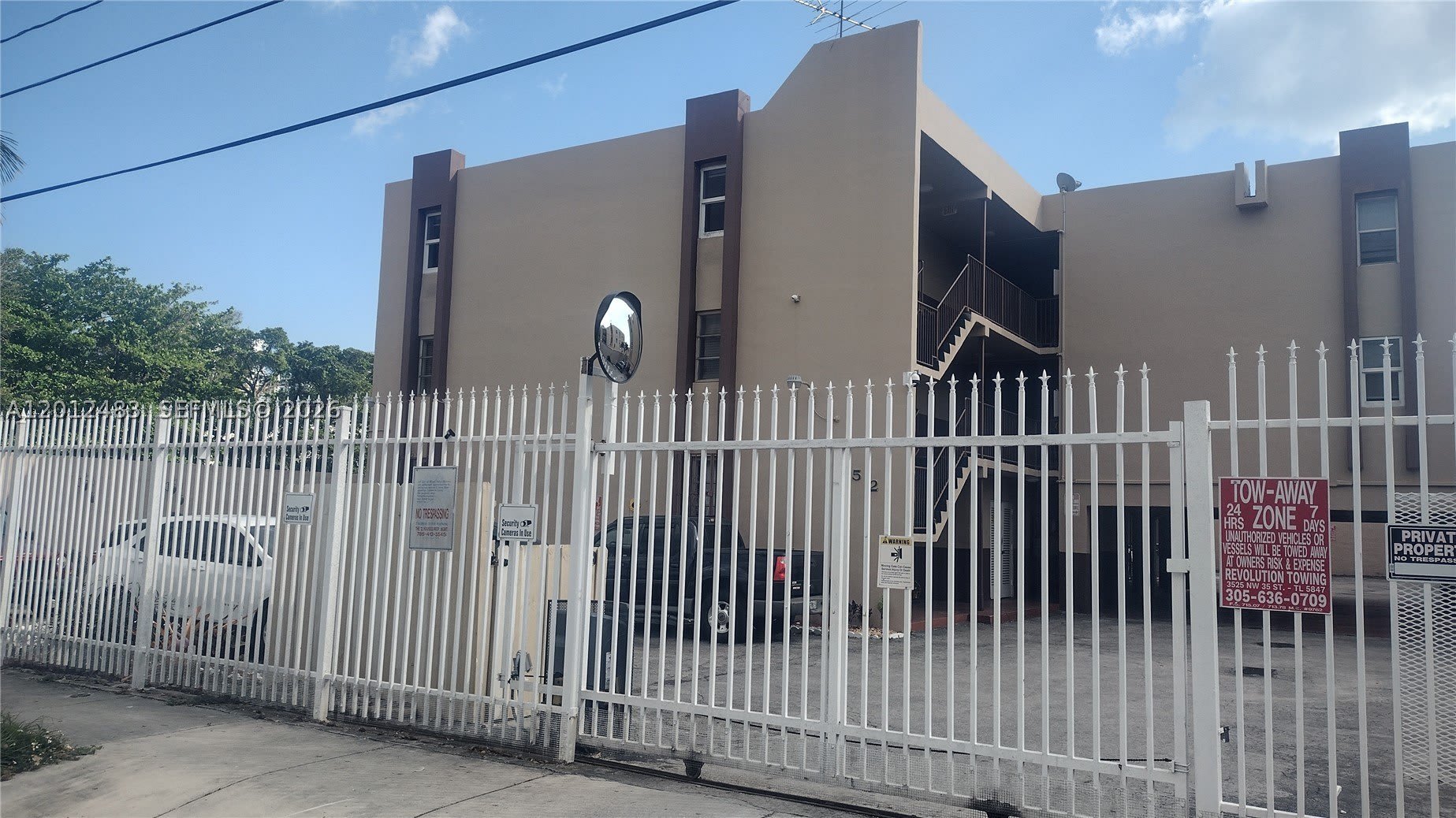 652 NW 3rd St – photo 1