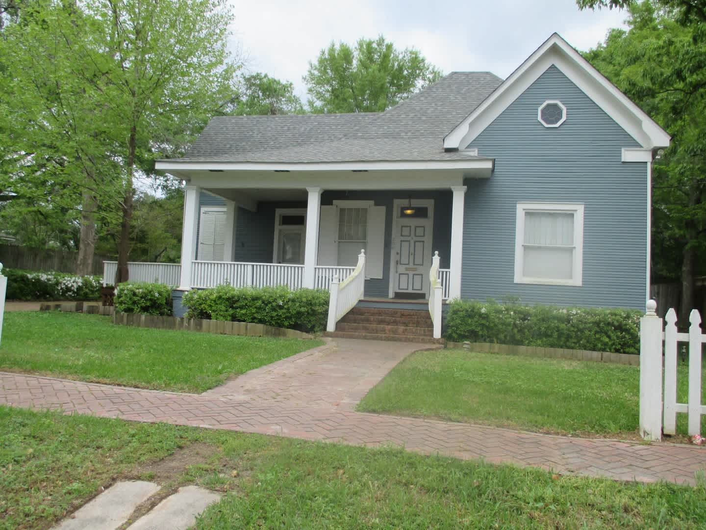 208 E LA – photo 1 of 61