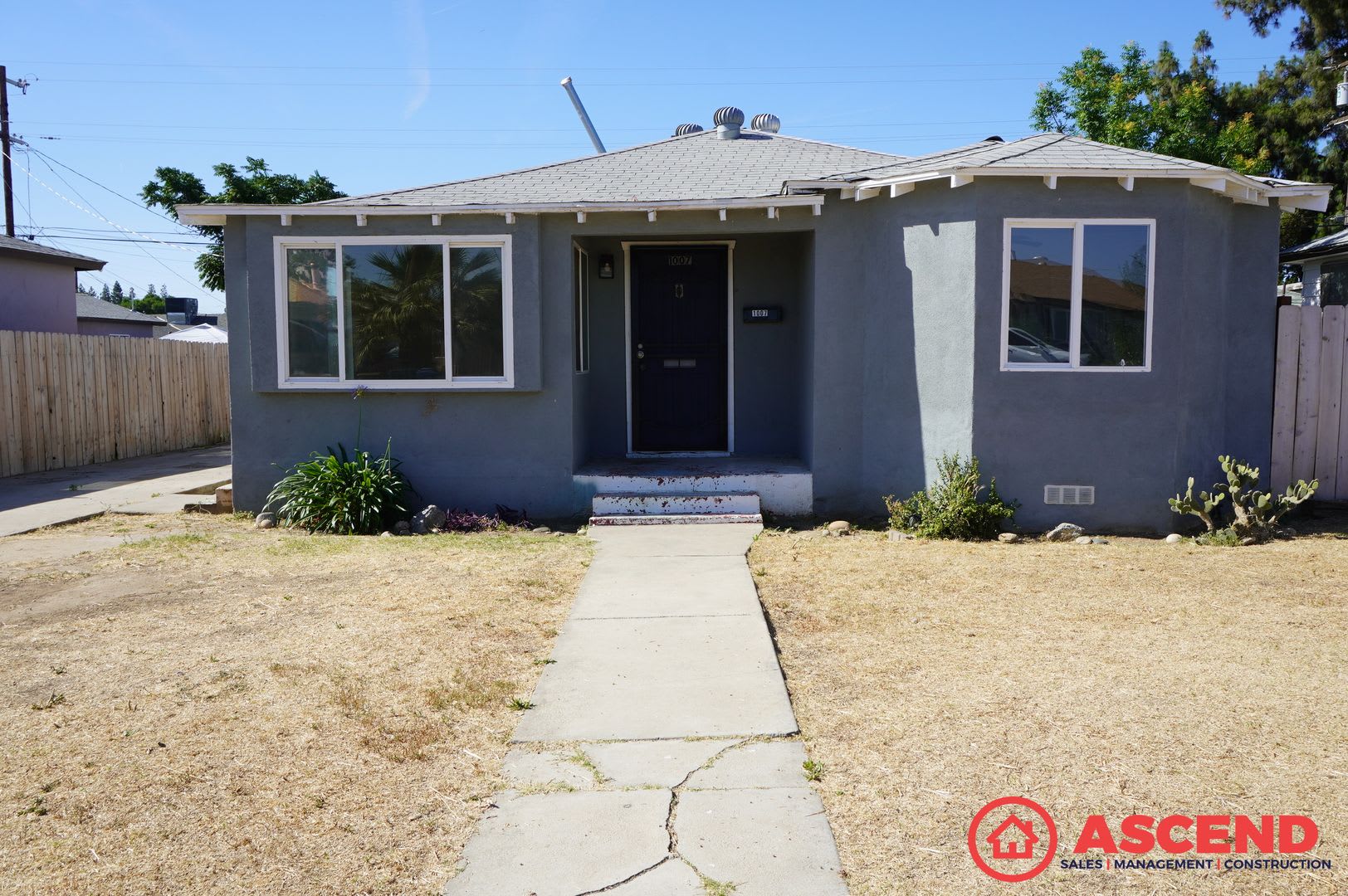 Move In Special Deposit Moves You In Spacious 3Bd 1 5Ba Home In Bakersfield S 93308 Garage Water Included Small Pets Welcome – photo 1 of 13