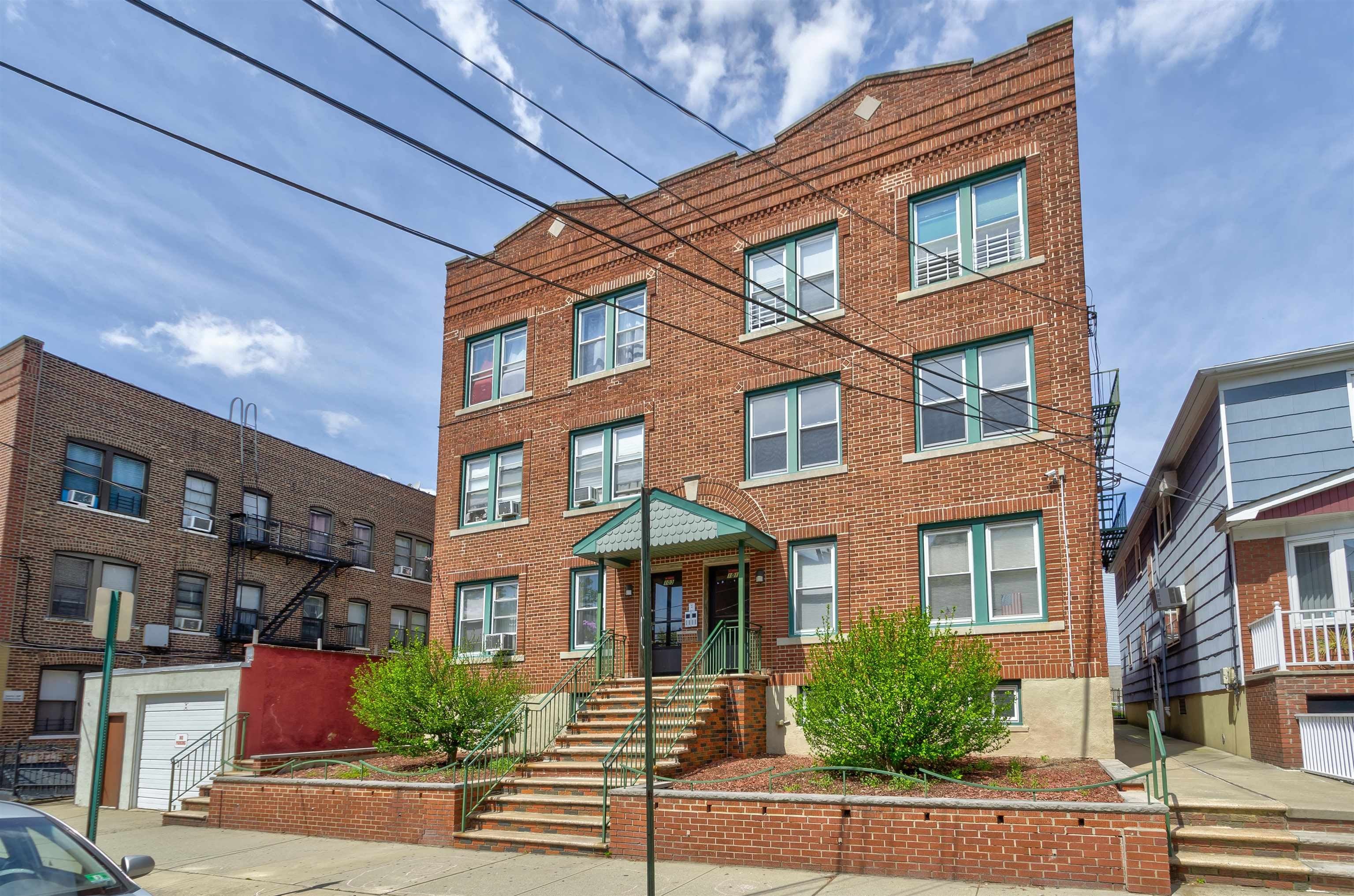 101 W 49TH ST – photo 1