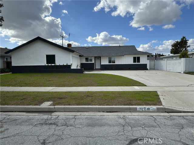 213 North Royal Place – photo 1 of 243
