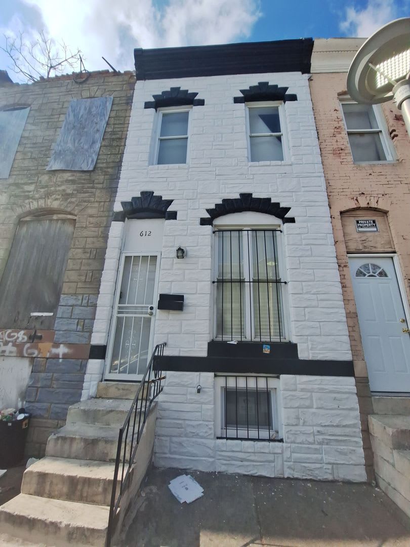 Historic Charm Meets Modern Comfort: 2BR Baltimore Townhouse with Private Yard – photo 1